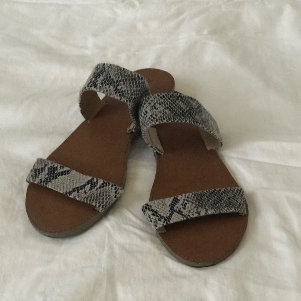 Fashionable everyday slide on sandals